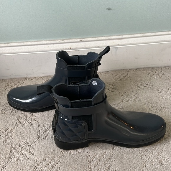 Hunter Refined High Gloss Quilt Chelsea Waterproof Rain Boot in Dark Slate - Picture 4 of 8